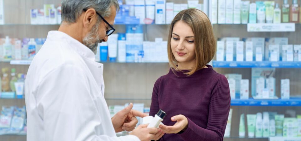 Une aide de 20 000 euros est proposée aux pharmacies situées dans des territoires fragiles. Celles souhaitant y prétendre doivent toutefois remplir une série de critères cumulatifs.